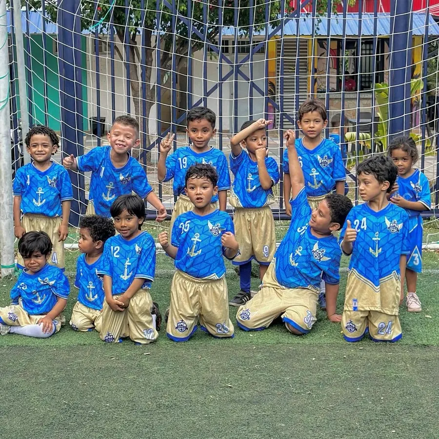 Grupo de los más pequeños de Chuter FC posando en la cancha