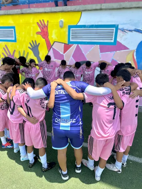 Equipo de Chuter FC reunido en círculo con el entrenador