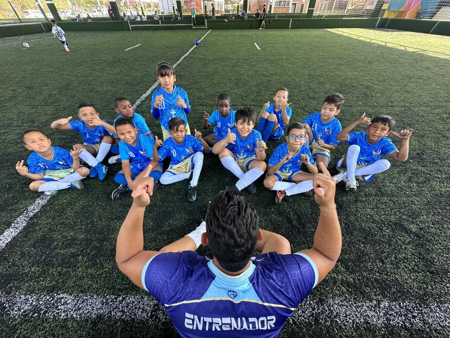 Charla técnica de Chuter FC: el grupo sentado alrededor del formador