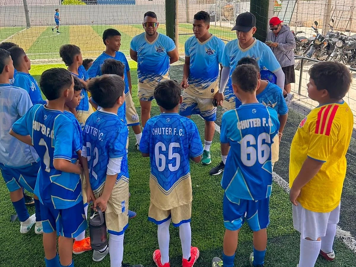 Integrantes de Chuter FC con el uniforme del club en la cancha