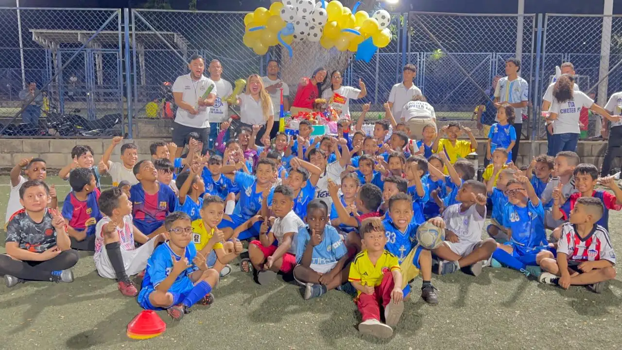 Niños y niñas de Chuter FC reunidos en la cancha junto a sus formadores
