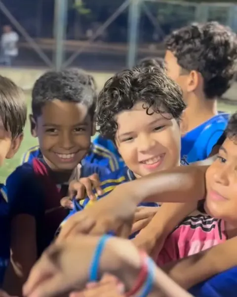 Niños entrenando fútbol en Chuter FC — cancha Los Algarrobillos