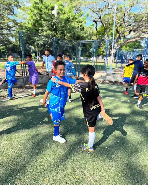 Sesión de formación técnica con niños de Chuter FC