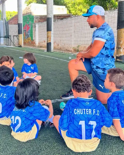 Niño de Chuter FC celebrando un gol en práctica