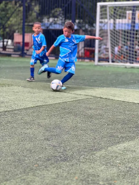 Dos niños de Chuter FC disputando el balón en la cancha