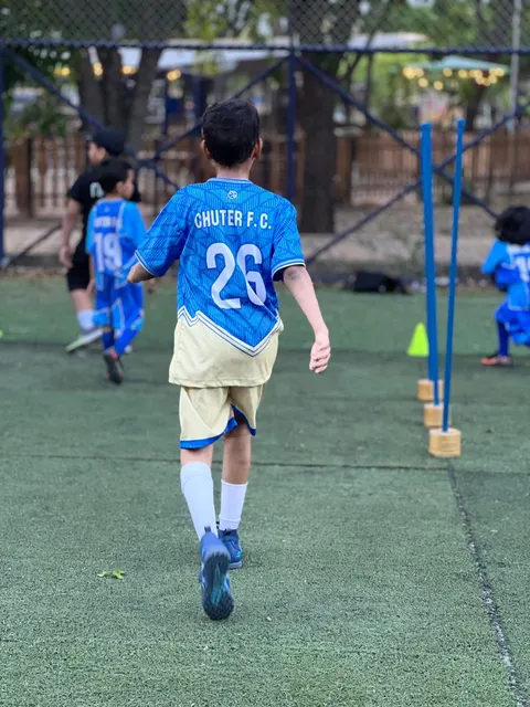 Jugador de Chuter FC de espaldas, con el dorsal 26 en la camiseta